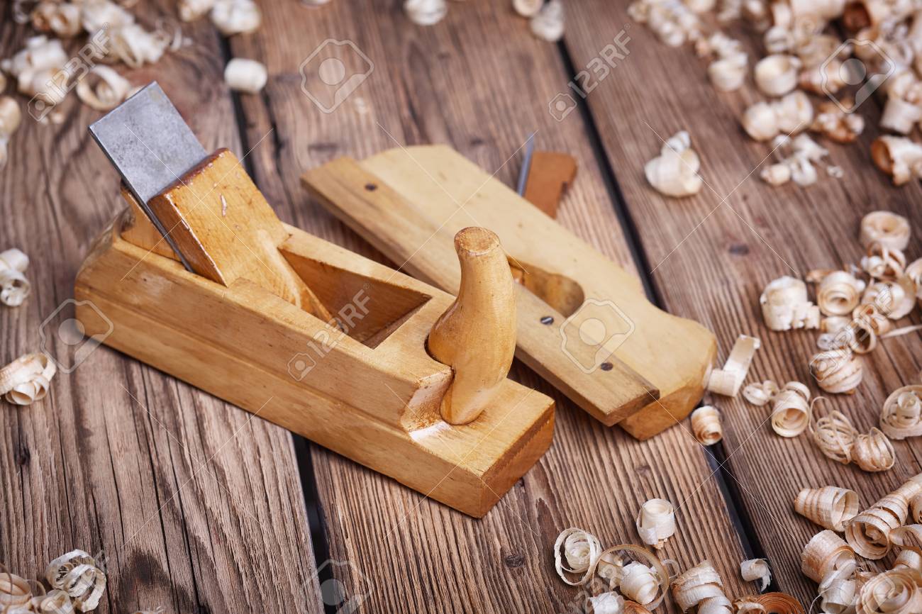Raboteuse En Bois Table De Vieux Bois Materiaux De Construction Naturels Les Boiseries Et Les Outils A Main Anciennes La Realisation De La Menuiserie Trousse D Outils Pour La Menuiserie De La Sciure