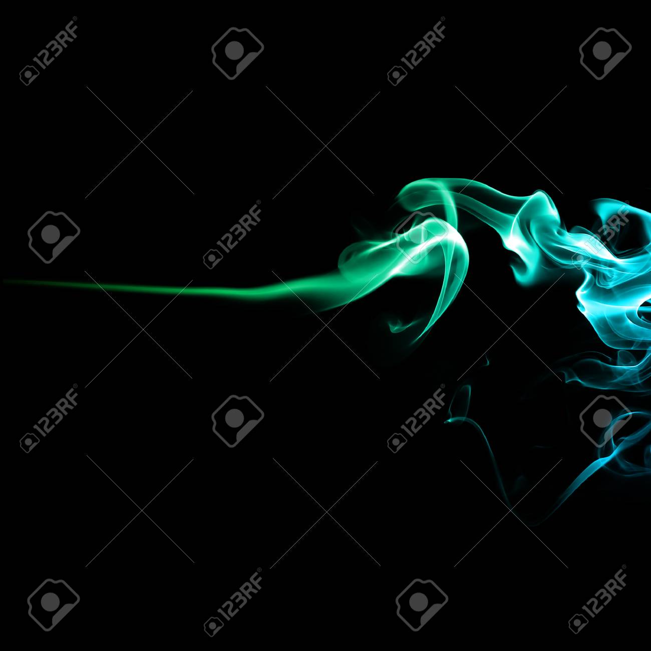 抽象的な明るい色暗い背景に煙 の写真素材 画像素材 Image