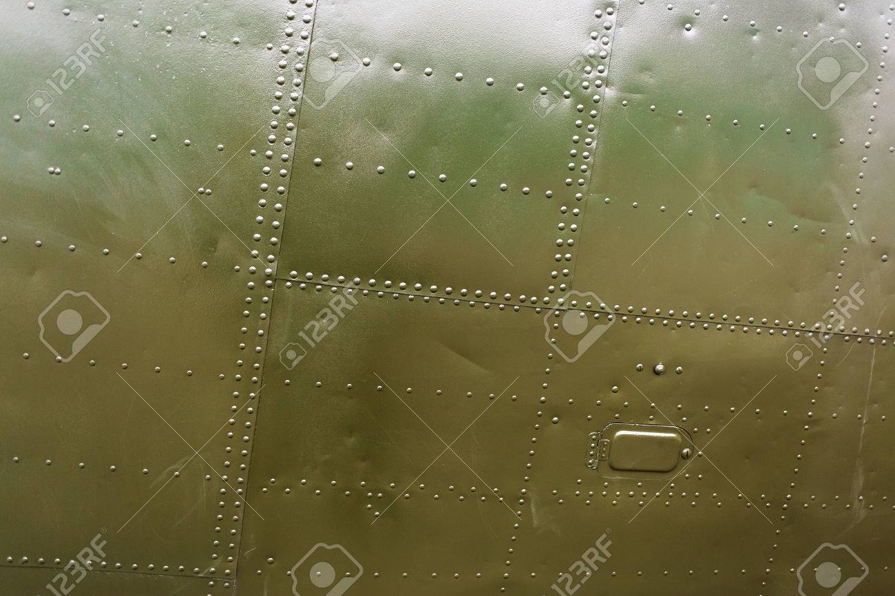古い飛行機のクローズ アップの断片 抽象的な軍事緑金属板背景テクスチャの継ぎ目とリベット の写真素材 画像素材 Image