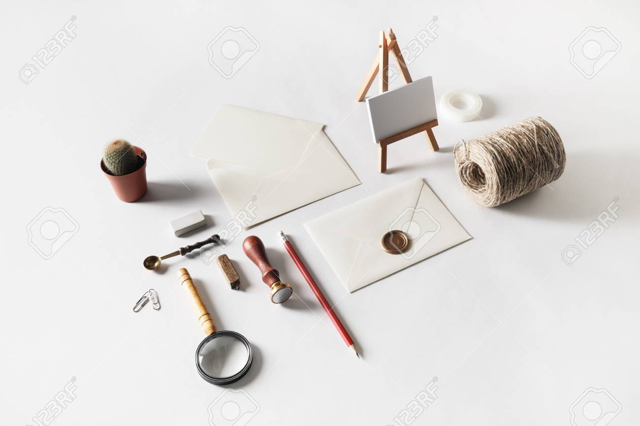 ホワイト ペーパーの背景に設定空白のアートや工芸品の文房具の写真 創造力の科目 あなたのデザインを配置するためのモックアップ の写真素材 画像素材 Image ホワイト ペーパーの背景に設定空白のアートや工芸品の文房具の写真 創造力の科目 あなたのデザインを配置するためのモックアップ の写真素材 画像素材 Image