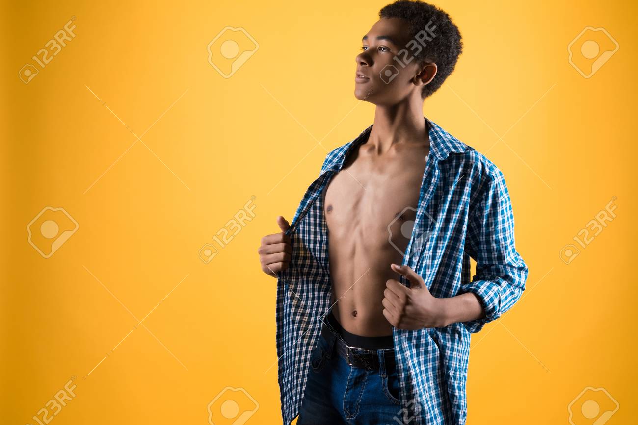 Thin Africano Americano Adolescente Mostra Torso Nu. Isolado No Fundo  Amarelo. Retrato De Estúdio. Foto Royalty Free, Gravuras, Imagens e Banco  de fotografias. Image 101414330
