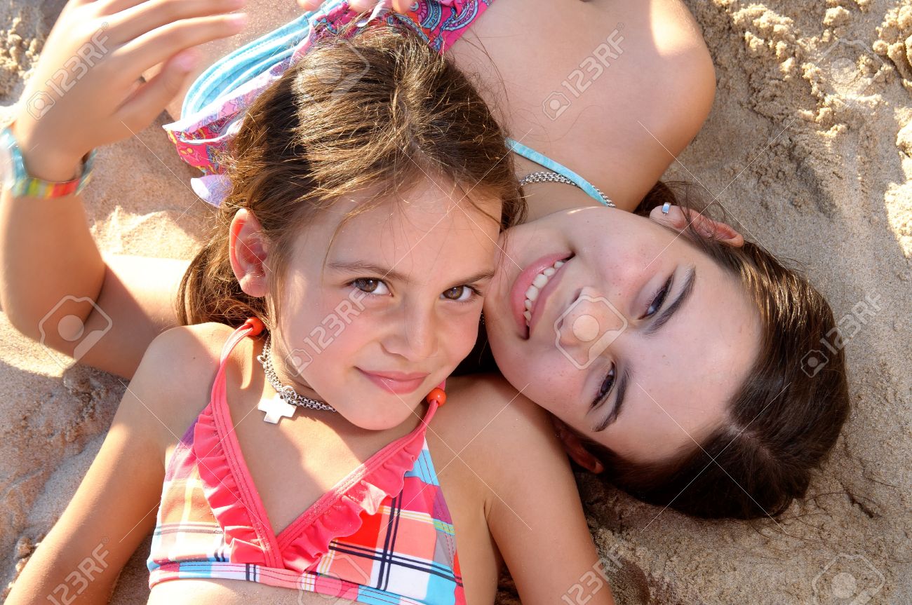 на пляже девочка Маленькие Девочки На Пляже Фотография, картинки, изображения и сток-фотография без роялти. Image 21382493