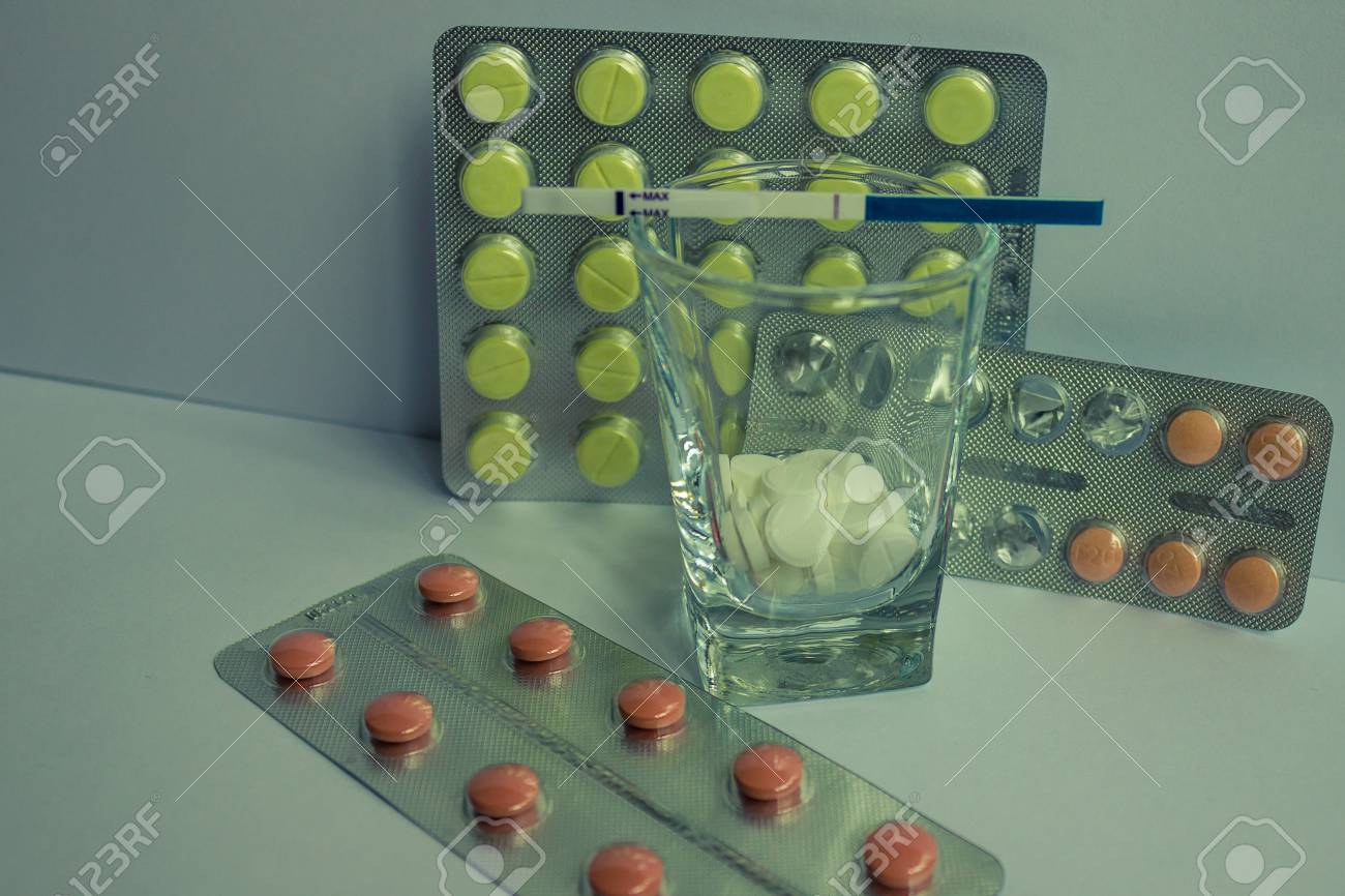 Pastillas Anticonceptivas De Color Y Test De Embarazo. Fondo Claro