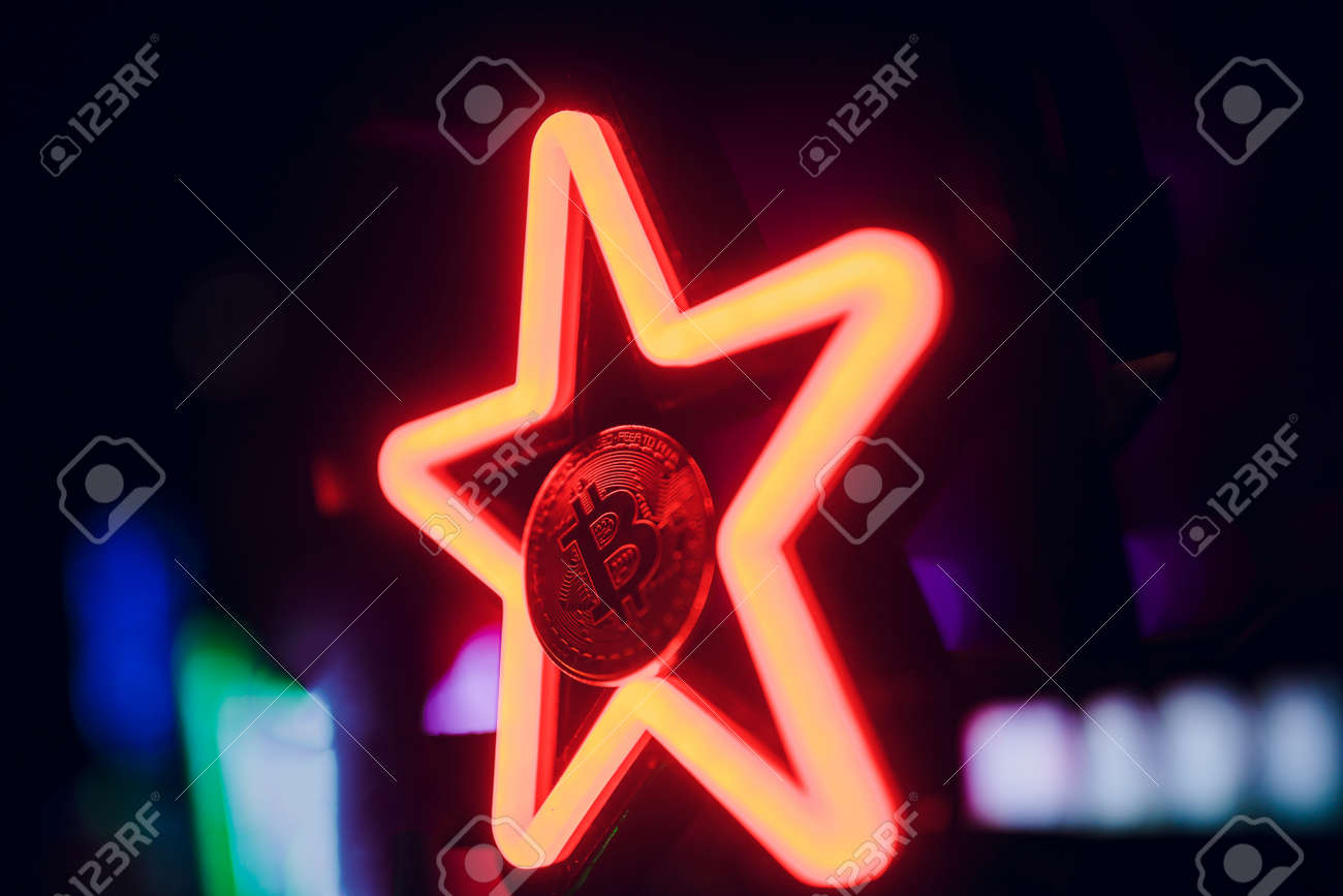 ビットコインゴールドコインとデフォーカスチャートの背景。仮想暗号通貨の概念。の写真素材・画像素材 Image 121334287