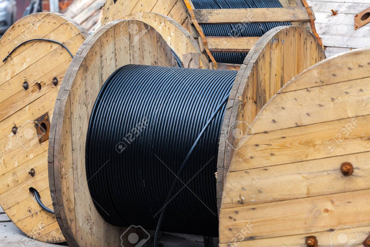 Bobinas De Madera De Eléctrico Al Aire Libre. Objeto Retratos, Imágenes Y Fotografía De Archivo Libres De Derecho. Image 38622220.