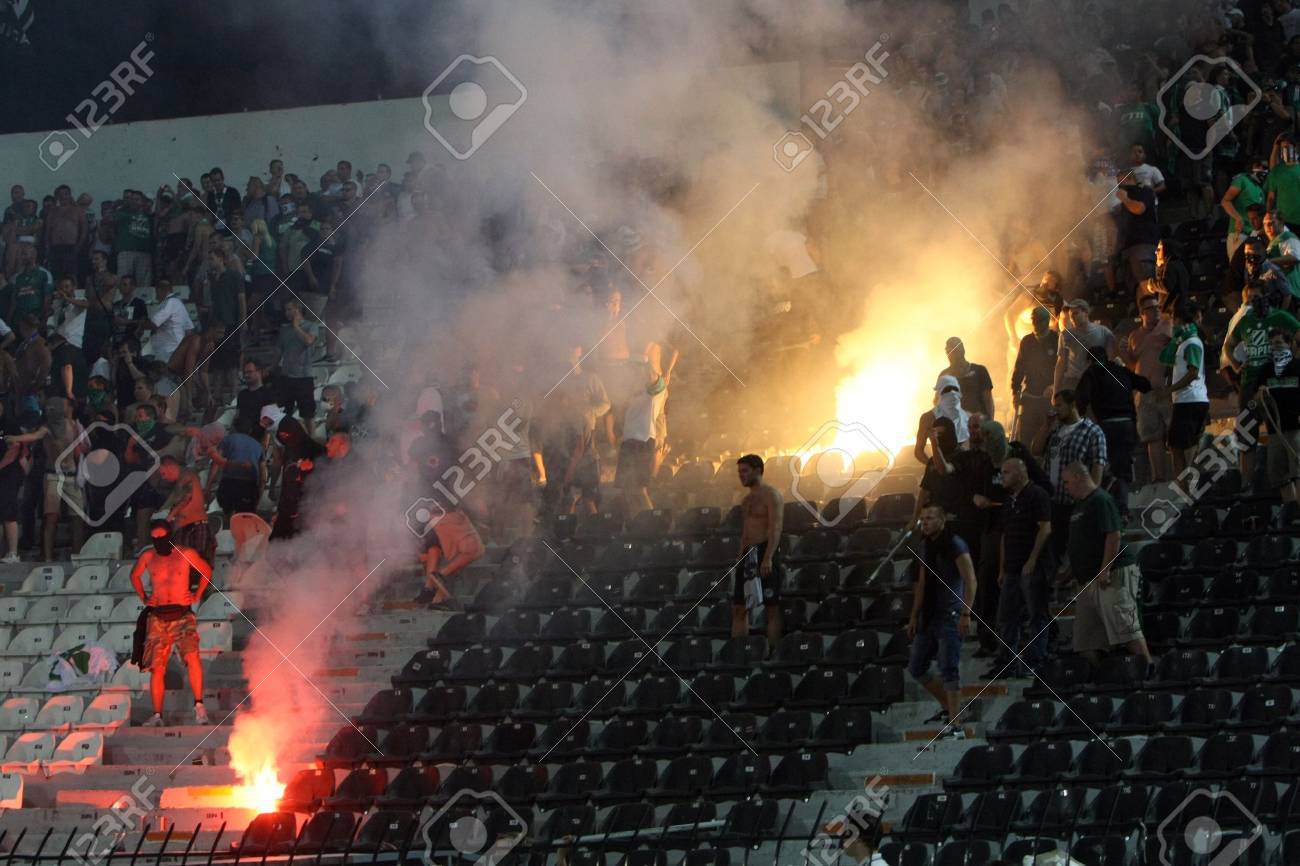 テッサロニキ ギリシャ 8 月 23 12 Clashes Paok テッサロニキとラピッド ウィーン ファンと Uefa 欧州リーグ プレーオフ Toumba スタジアムでのサッカーの試合の前に警察 の写真素材 画像素材 Image