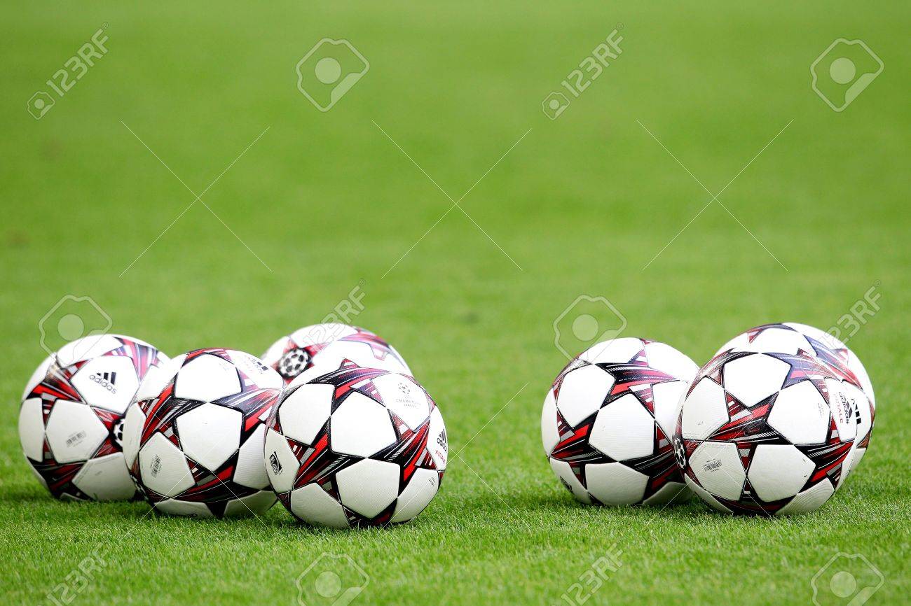 ゲルゼンキルヒェン ドイツ 8 月 21 アディダス チャンピオンズ リーグ サッカー ボールで試合前にフィールドのシャルケ対 Paok 08 月ドイツ ゲルゼンキルヒェンの 21 13 の写真素材 画像素材 Image ゲルゼンキルヒェン ドイツ 8 月 21 アディダス チャンピオンズ リーグ サッカー ボールで試合前にフィールドのシャルケ対 Paok 08 月ドイツ ゲルゼンキルヒェンの 21 13 の写真素材 画像素材 Image