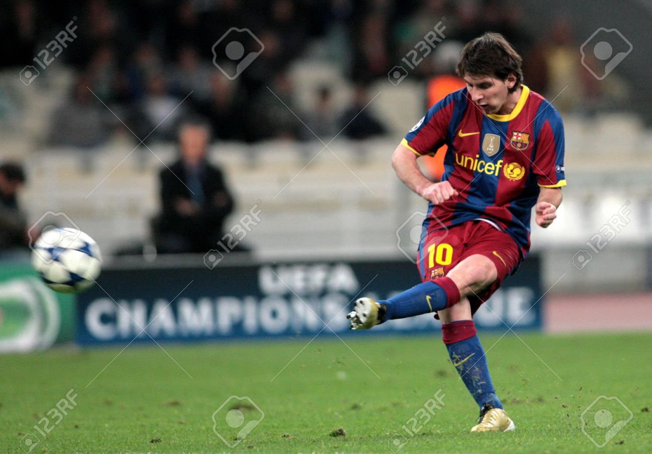 10 年 11 月 24 日アテネ ギリシャのパナシナイコス対バルセロナの Uefa チャンピオンズ リーグのグループ ステージの試合中にアクションでバルセロナのアテネ ギリシャ 11 月 24 日 Messi の写真素材 画像素材 Image
