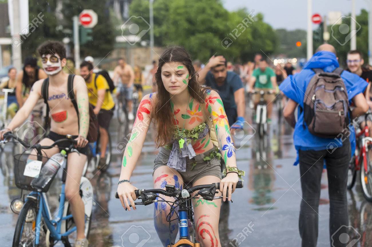 naked bike ride japanese テッサロニキ ギリシャ 2015 年 6 月 5 日: 第 8 回世界裸自転車ライド。裸や半裸のモビリティをより持続可能なテッサロニキの要求やサイクリング自転車の何百もの。の写真素材・画像素材  Image 40797579