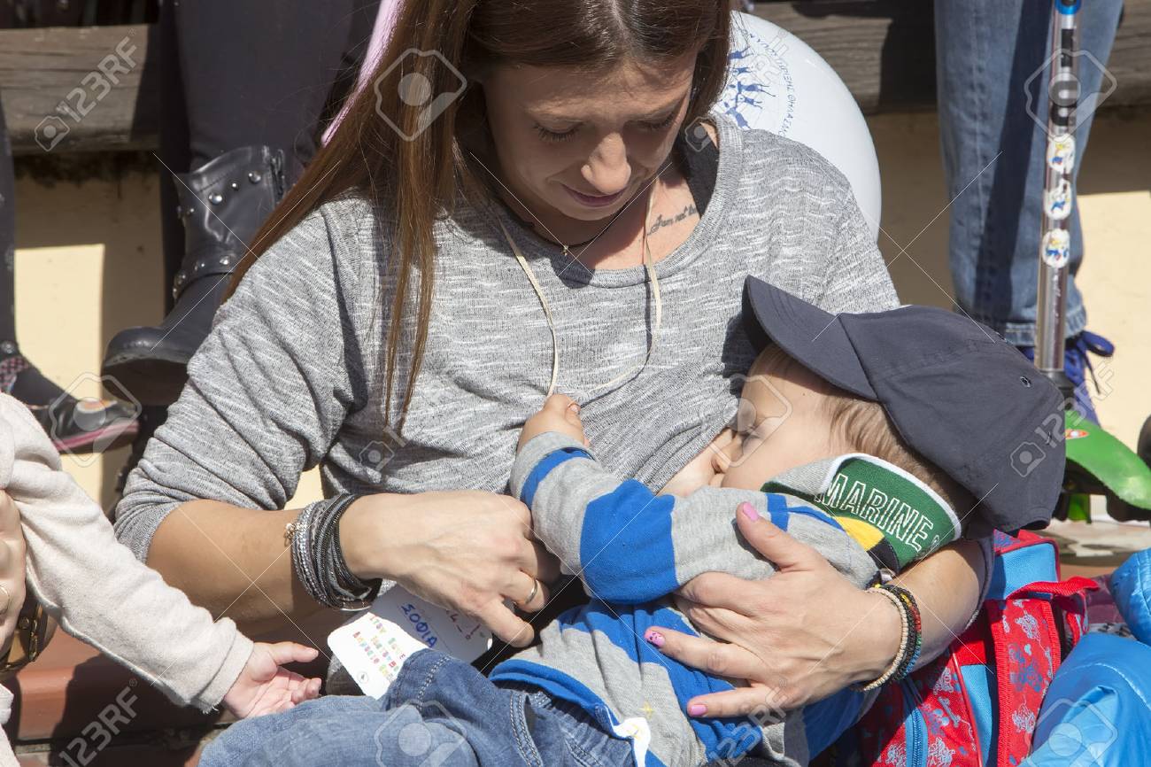 Tesalonica Grecia 1 De Noviembre De 15 La Madre Amamanta A Su Bebe En La 6ª Amamantar En Publico A Nivel Nacional En La Celebracion De La Semana Mundial De La Lactancia