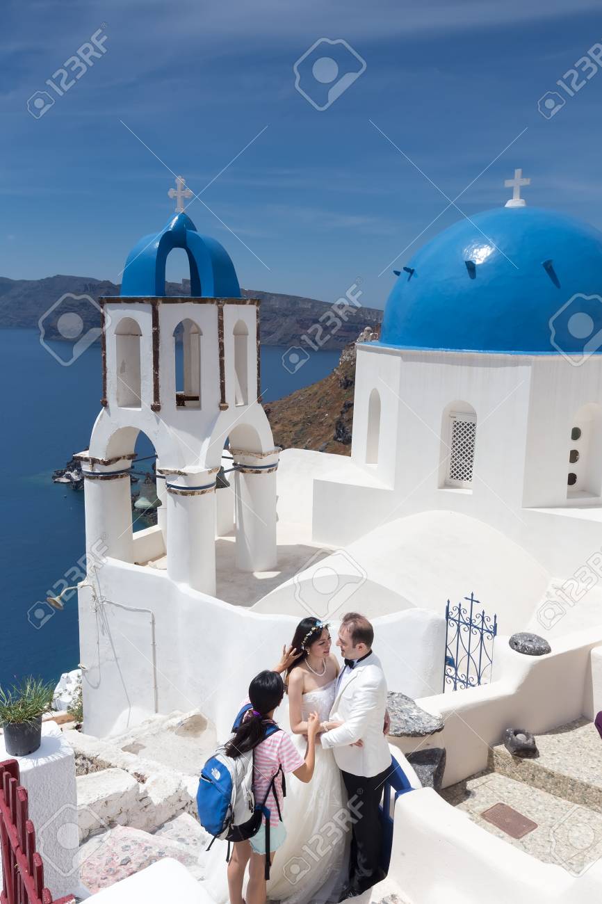 イア サントリーニ島 ギリシャ 15 年 5 月 13 日 ギリシャのサントリーニ島を眺めながら教会の前で新婚の観光客のカップル 観光客は サントリーニ島で結婚する世界に出くわします の写真素材 画像素材 Image イア サントリーニ島 ギリシャ 15 年 5 月 13 日 ギリシャのサントリーニ島を眺めながら教会の前で新婚の観光客のカップル 観光客は サントリーニ島で結婚する世界に出くわします の写真素材 画像素材 Image