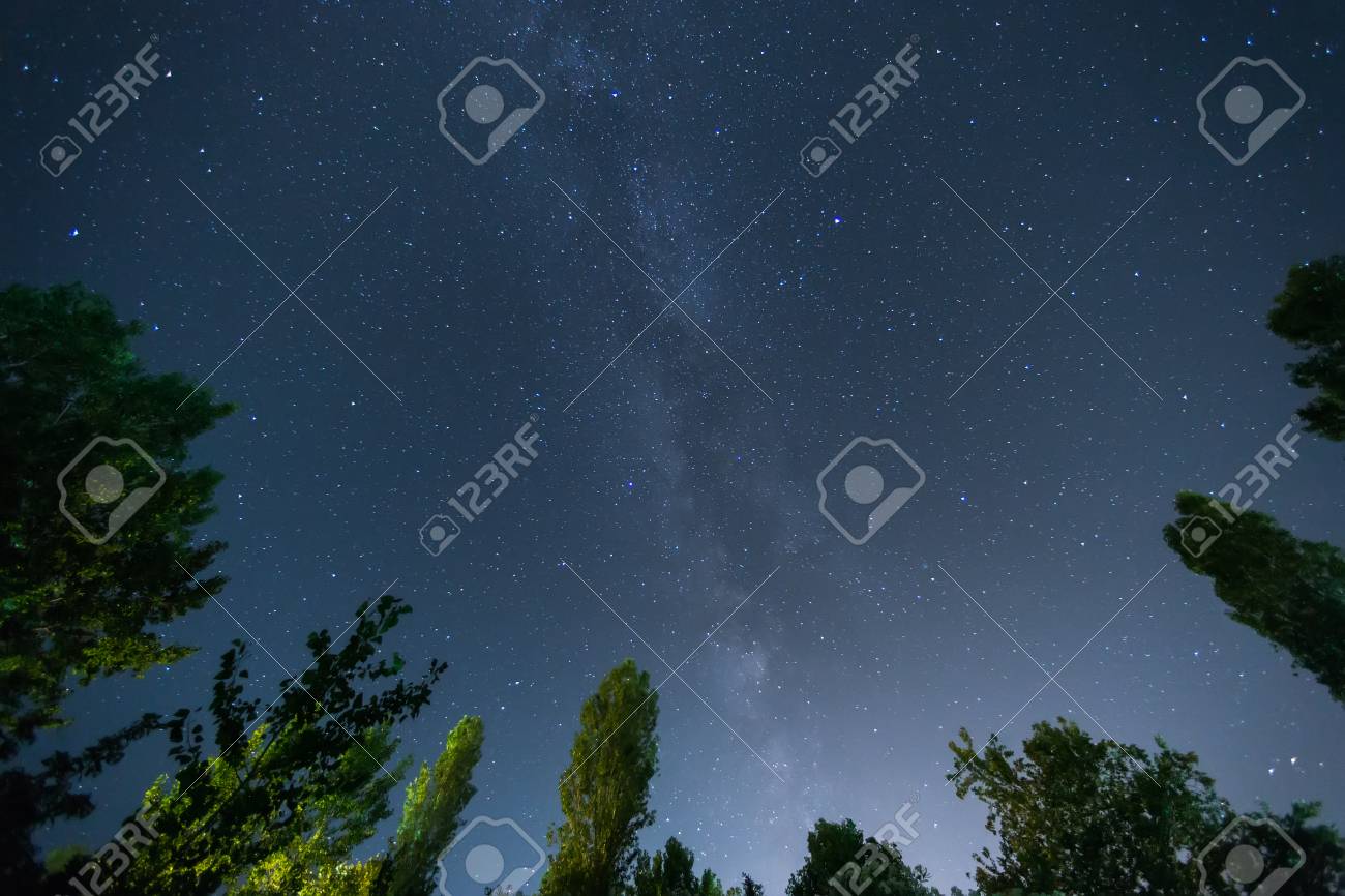星空と天の川 画像はノイズが含まれて 遅いシャッター スピードのためのぼかし の写真素材 画像素材 Image