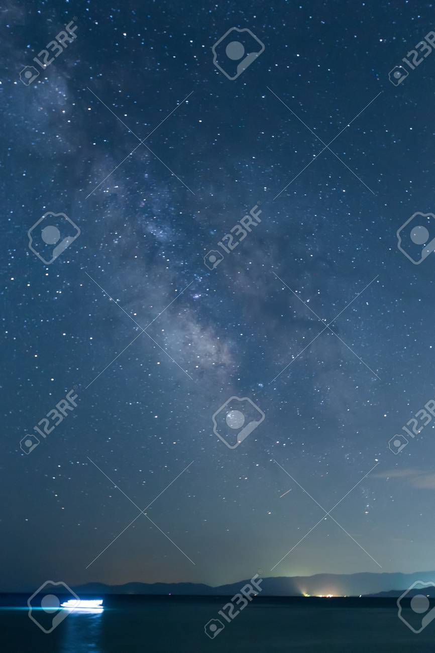 星空と天の川 画像はノイズが含まれて 遅いシャッター スピードのためのぼかし の写真素材 画像素材 Image