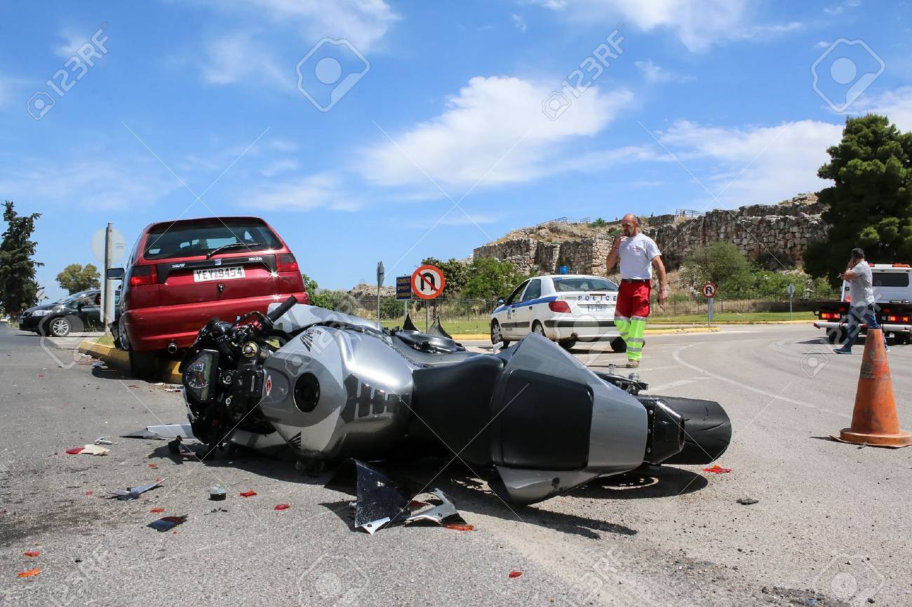 国の道路のバイクの大排気量車と Argolida ギリシャ 16 年 5 月 15 日 交通事故 の写真素材 画像素材 Image