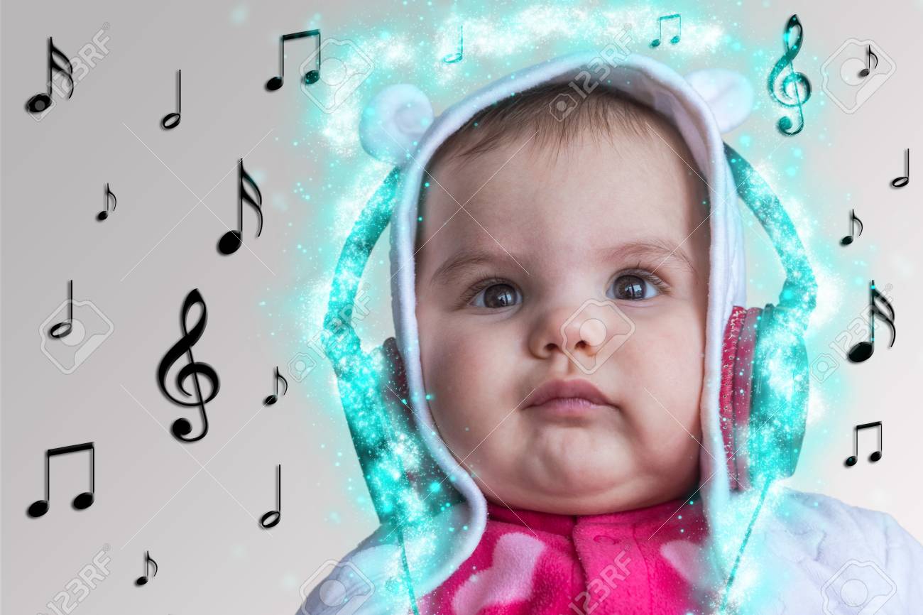 音符に囲まれて音楽を聴く女の赤ちゃん の写真素材 画像素材 Image