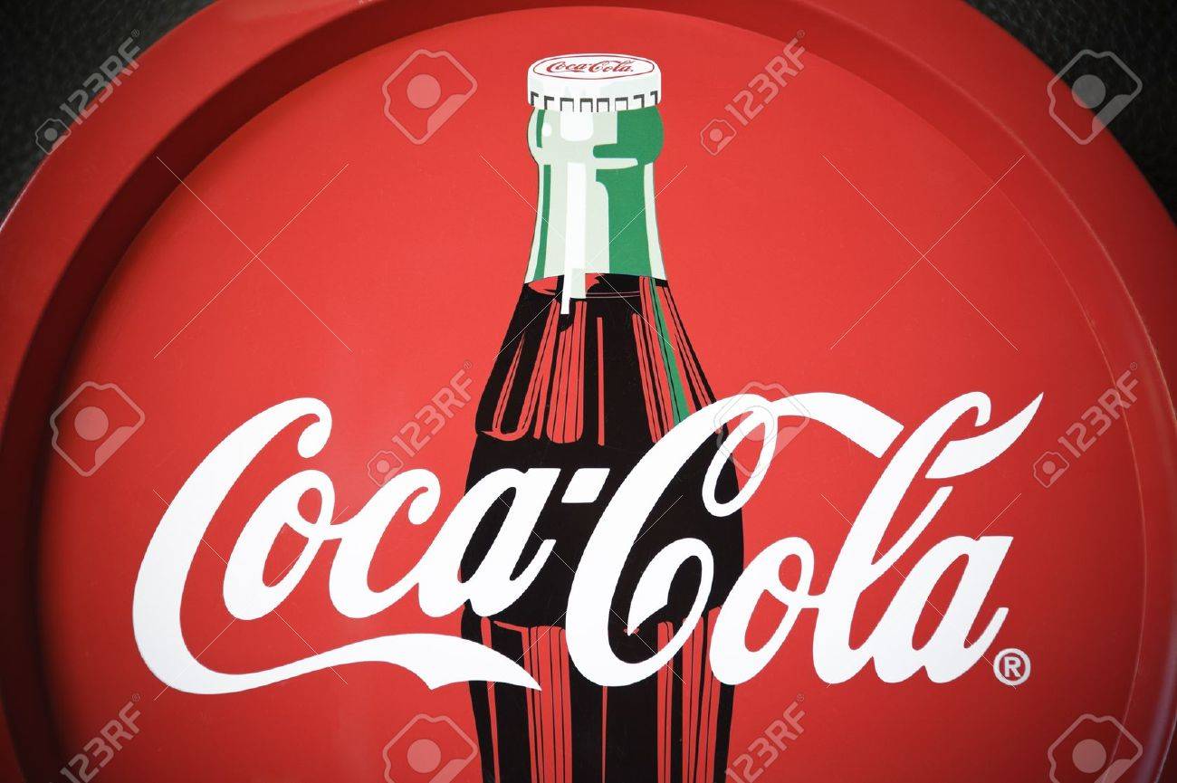 パドヴァ イタリア 12 年 7 月 22 日 コカ コーラ ブランド有名な文章とボトルのデザインとトレイ コカ コーラはアトランタの コカコーラ社によって生成される世界有名な飲み物です オブジェクトを所有するスタジオ ショット の写真素材 画像素材 Image