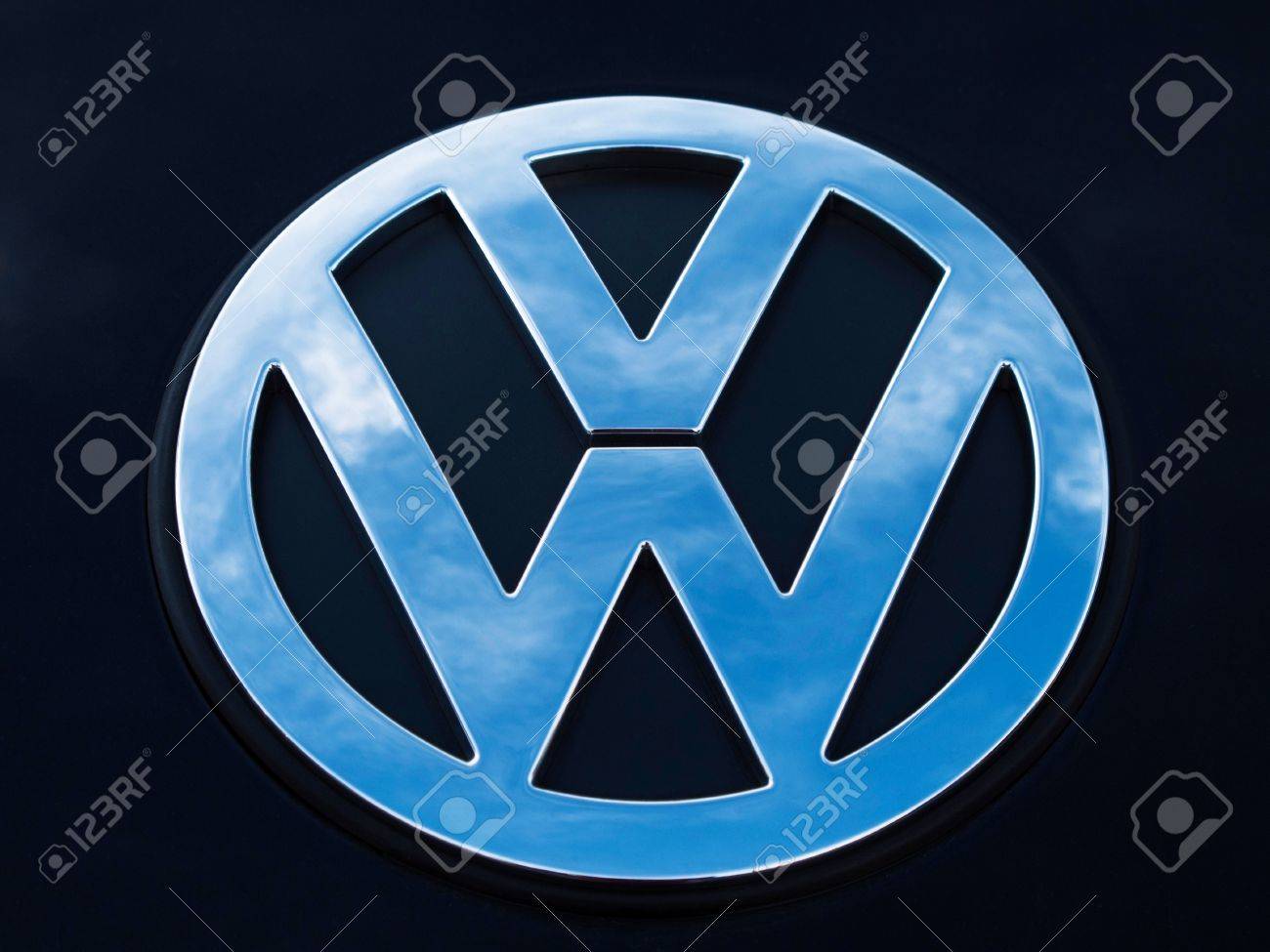 パドヴァ イタリア 12 年 9 月 2 日 フォルクスワーゲン ビートル テールゲートに金属ロゴ フォルクスワーゲンはドイツ 世界の有名な自動車メーカー ブランドです パドヴァ イタリアでの公共の駐車場で撮影します の写真素材 画像素材 Image