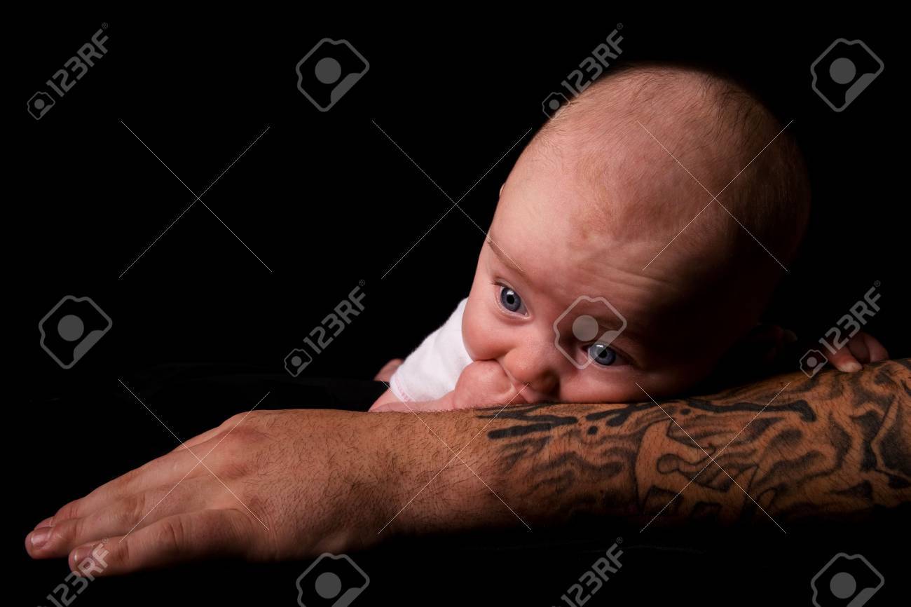 入れ墨の腕に横たわっている赤ちゃん の写真素材 画像素材 Image 入れ墨の腕に横たわっている赤ちゃん の写真素材 画像素材 Image