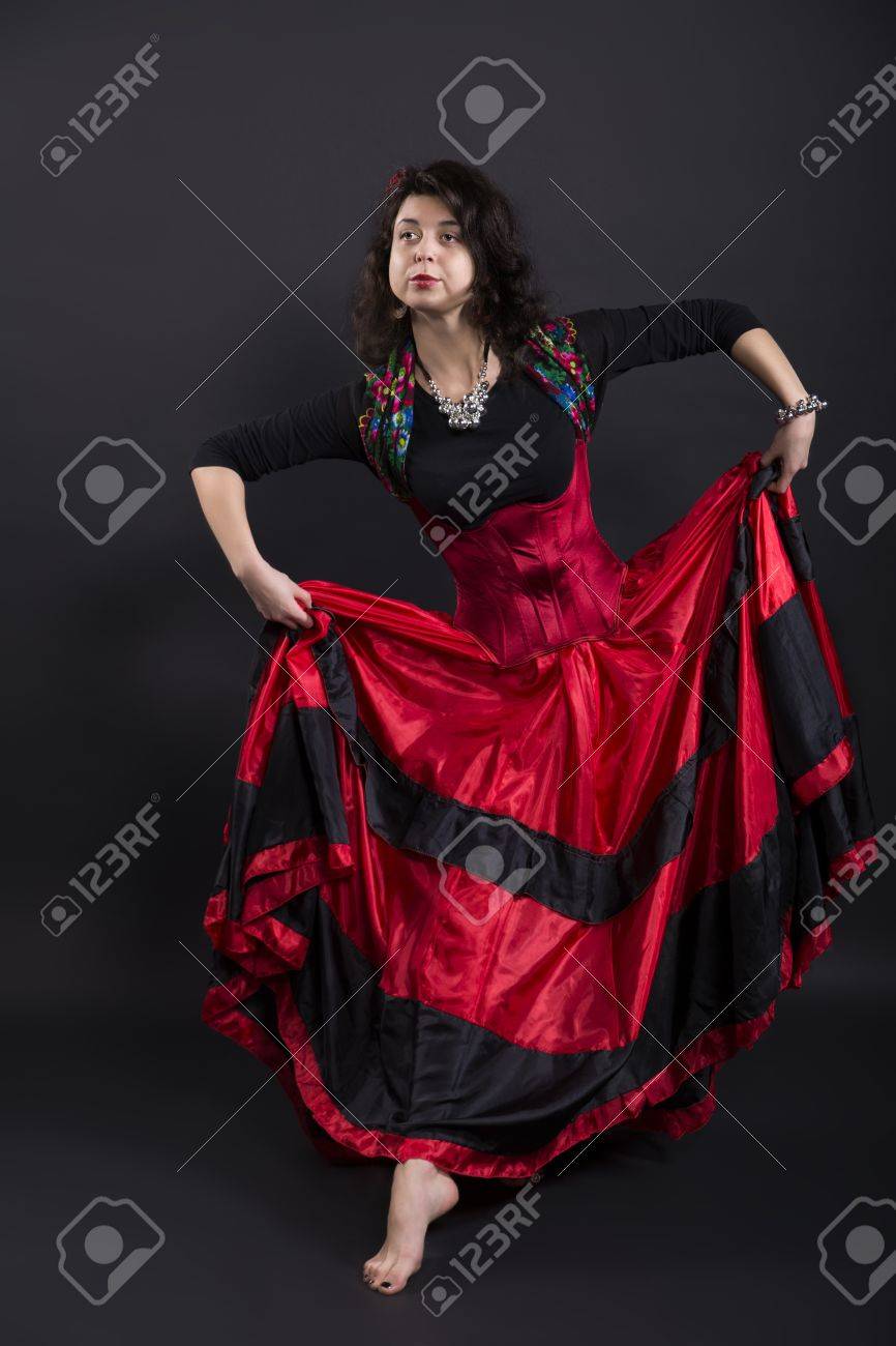 スペインの伝統的な服で若いジプシー女のポーズ の写真素材 画像素材 Image スペインの伝統的な服で若いジプシー女のポーズ の写真素材 画像素材 Image