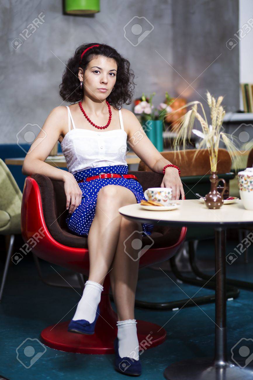 顔の評価見るとカフェの女性 の写真素材 画像素材 Image