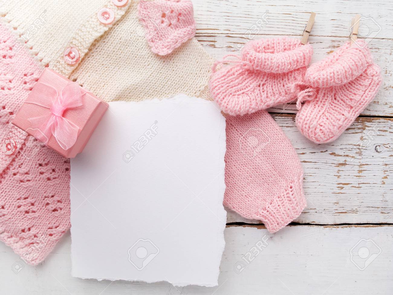 Vetements Bebe Fille Avec Une Carte Vierge Sur Fond En Bois Flat Lay Owerhad Voir Banque D Images Et Photos Libres De Droits Image