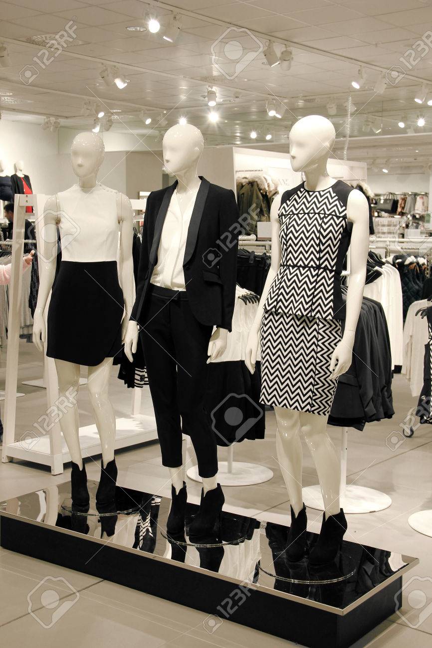 ビジネス服を着たマネキンを使ってショッピング ストア の写真素材 画像素材 Image