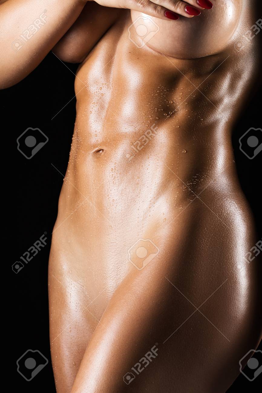 Mujer Desnuda Con Aceite Corporal, Gotas De Agua Y Piel Sana. Cuerpo  Atlético De La Mujer En Fondo Negro Fotos, retratos, imágenes y fotografía  de archivo libres de derecho. Image 88776283