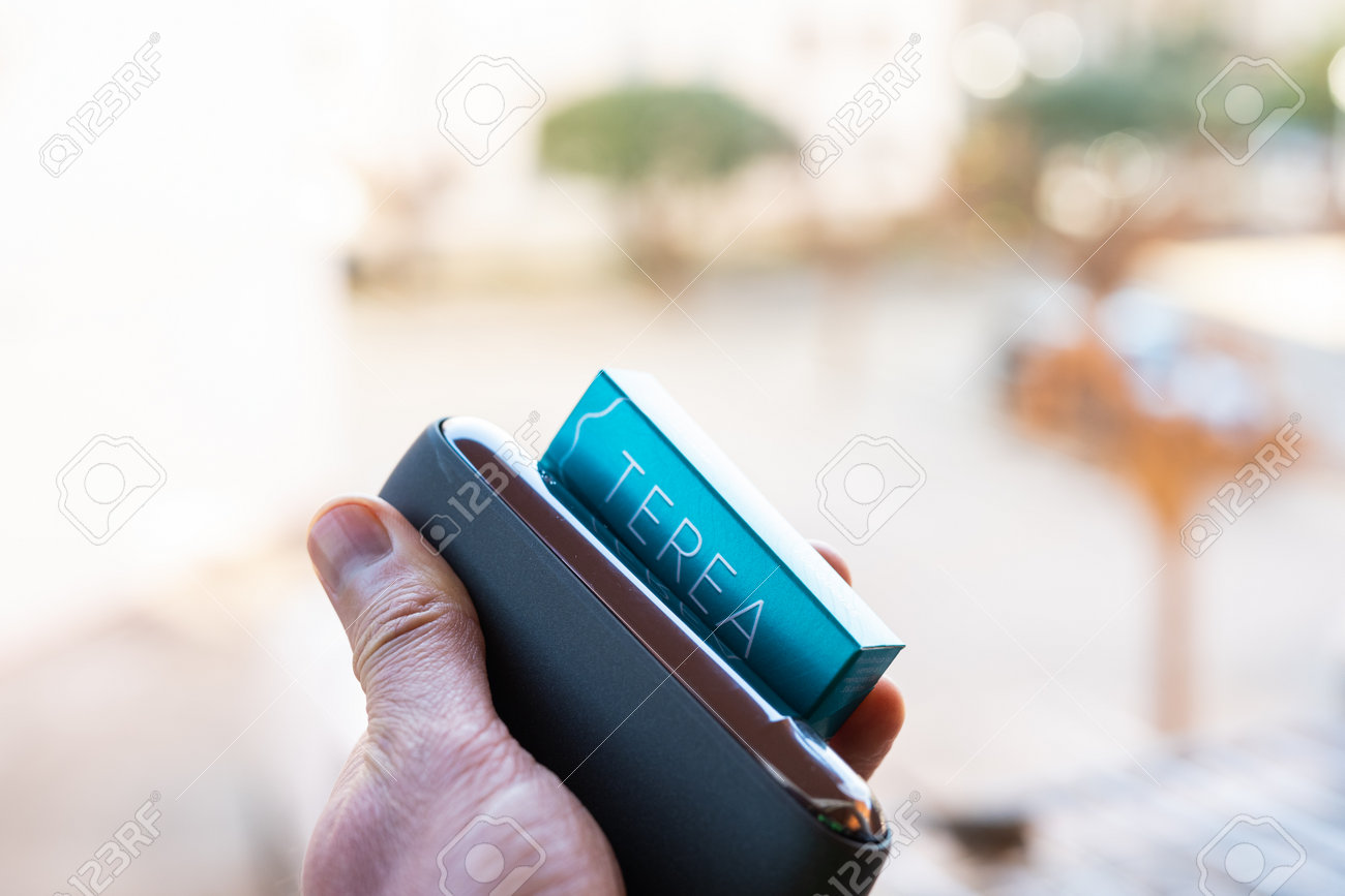 타라고나 스페인 2023년 1월 26일 필립 모리스 인터내셔널 말보로 아이코스 전자 담배 새 팩 테레아 로열티 무료 사진, 그림,  이미지 그리고 스톡포토그래피. Image 200111873