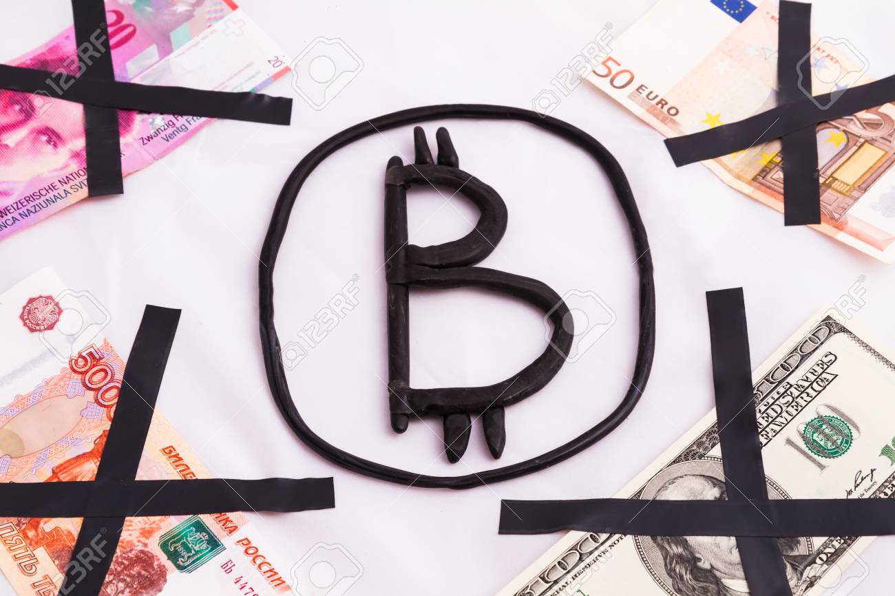 비트 코인은 다른 나라의 지폐로 둘러싸인 플라스틱으로 만들어졌습니다. 심볼의 독창적이고 독창적 인 이미지. 비표준 개념 로열티 무료  사진, 그림, 이미지 그리고 스톡포토그래피. Image 95032635