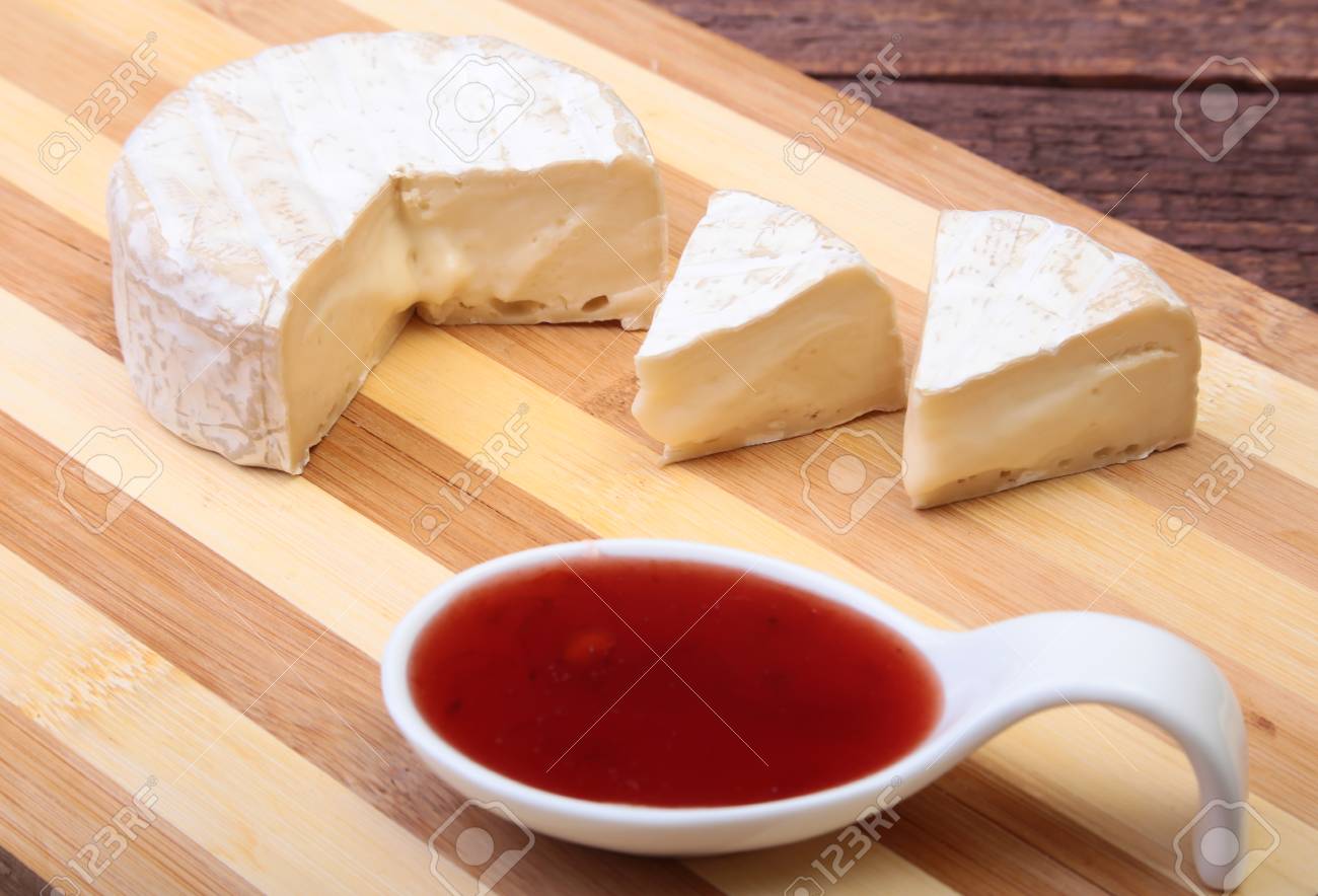 Kase Mit Weisser Schimmel Camembert Oder Brie Mit Cranberry Sauce Gesundes Fruhstuck Lizenzfreie Fotos Bilder Und Stock Fotografie Image 76847592