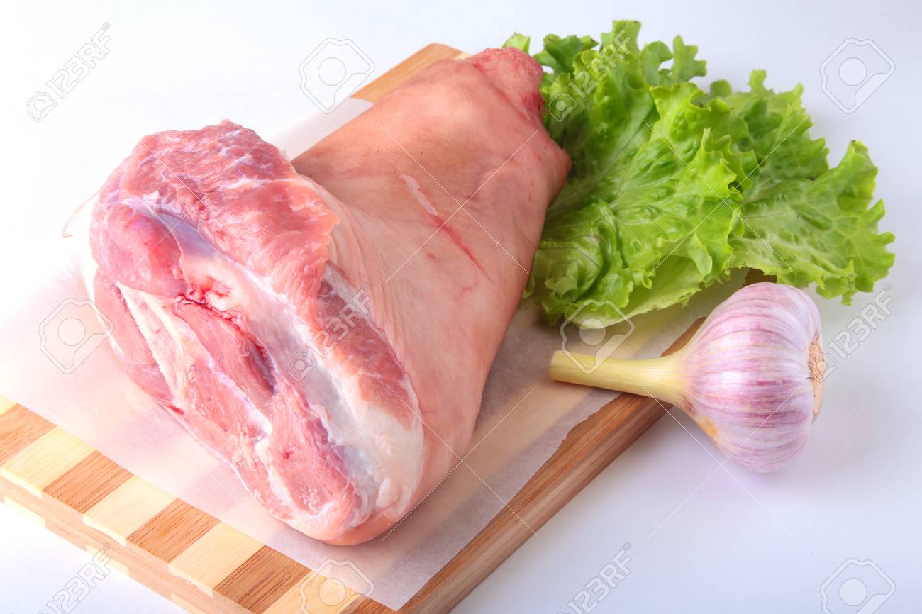 Jarret De Porc Cru Ail Et Feuilles De Laitue Sur Une Planche A