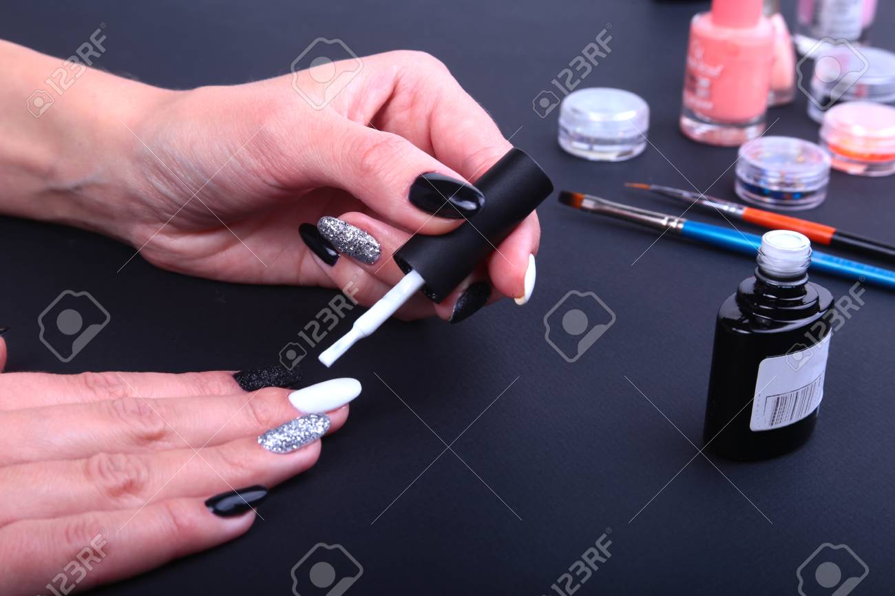 What nail style is suitable for a bright image What nail style is suitable for a bright image