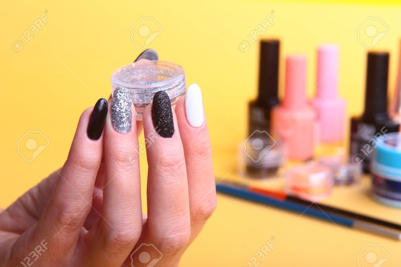 What nail style is suitable for a bright image What nail style is suitable for a bright image