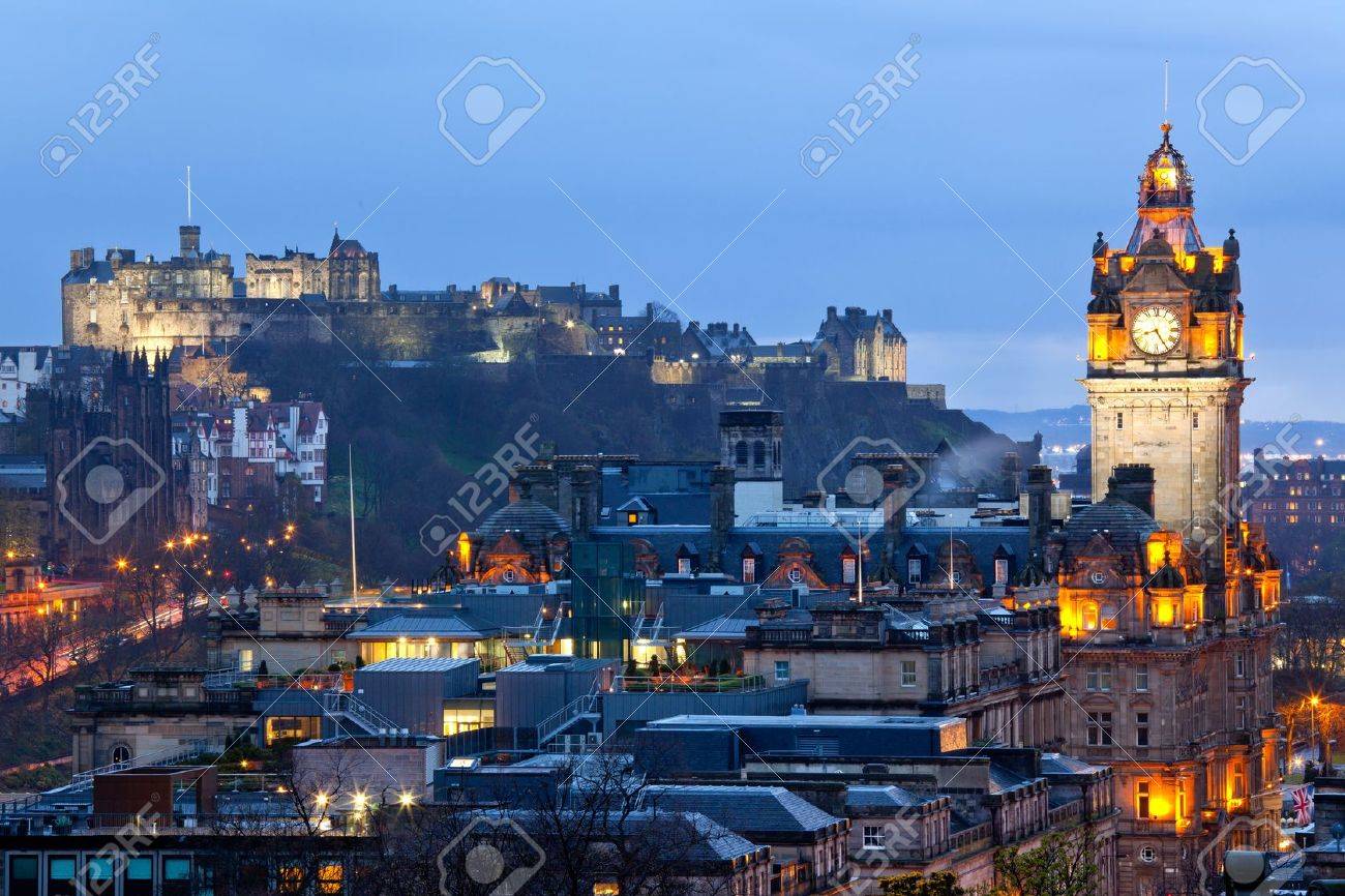夕暮れ時イギリス、スコットランド、カールトン ・ ヒルから都市