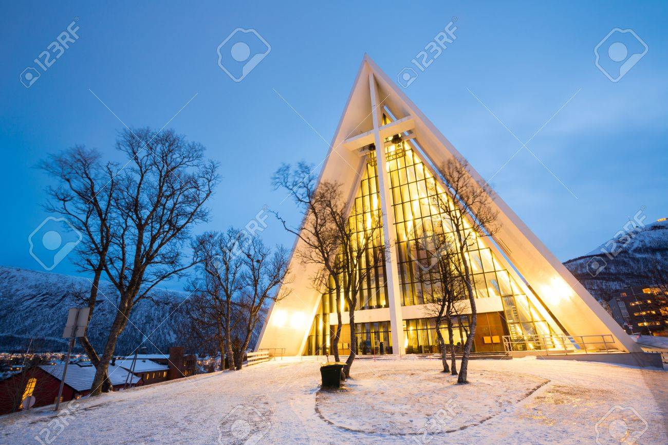 夕暮れ黄昏時ノルウェーのトロムソ北極大聖堂教会 の写真素材 画像素材 Image 1949