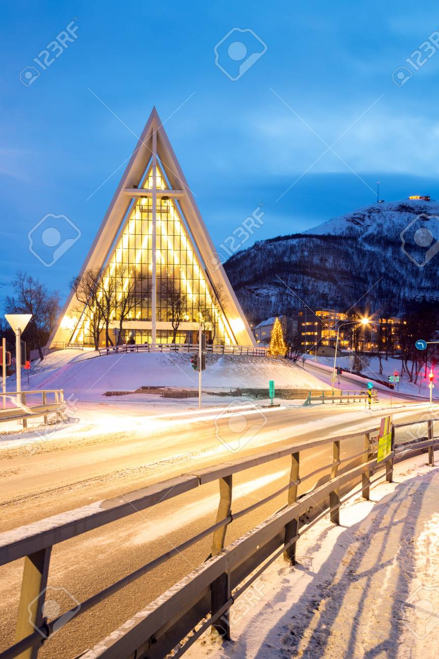 夕暮れ黄昏時ノルウェーのトロムソ北極大聖堂教会 の写真素材 画像素材 Image