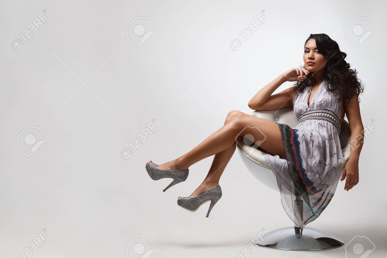 美容女性が椅子にポーズのスタジオ撮影 の写真素材 画像素材 Image