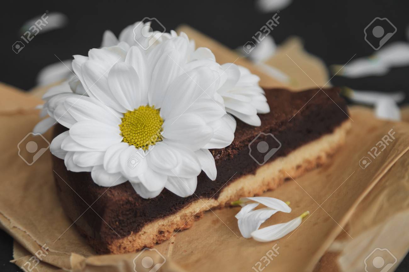 Morceau De Gateau Au Chocolat Avec Des Fleurs Sur Papier Kraft