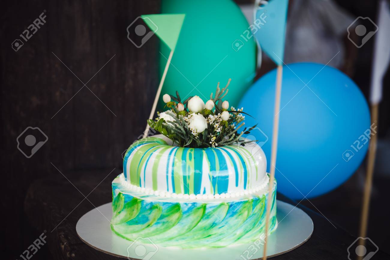 Torta De Cumpleaños Decorada Con Flores Sobre Fondo De Madera
