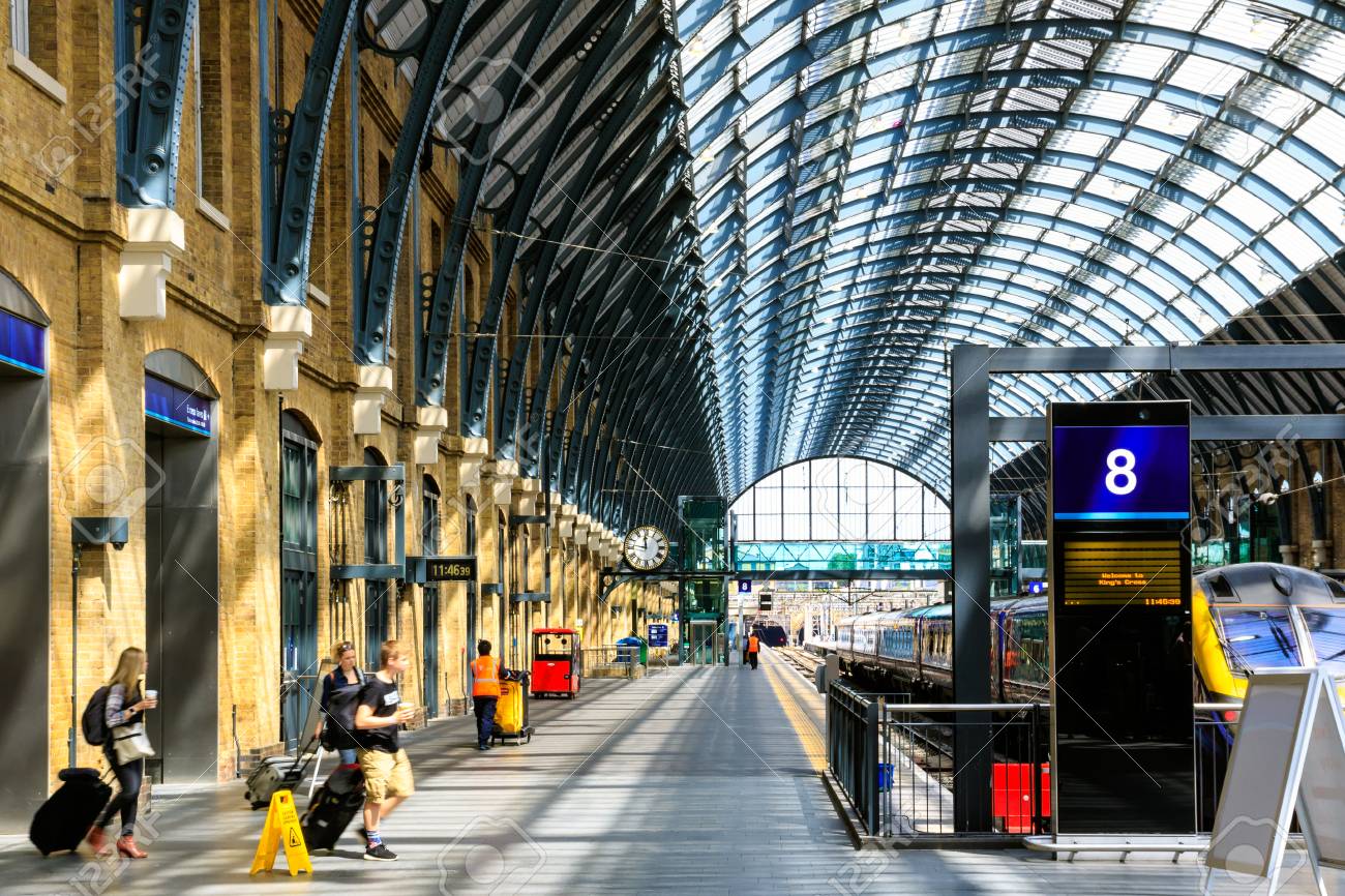 ロンドン イギリス 16 年 7 月 5 日 様に通るキングス クロス駅のプラットフォーム の写真素材 画像素材 Image