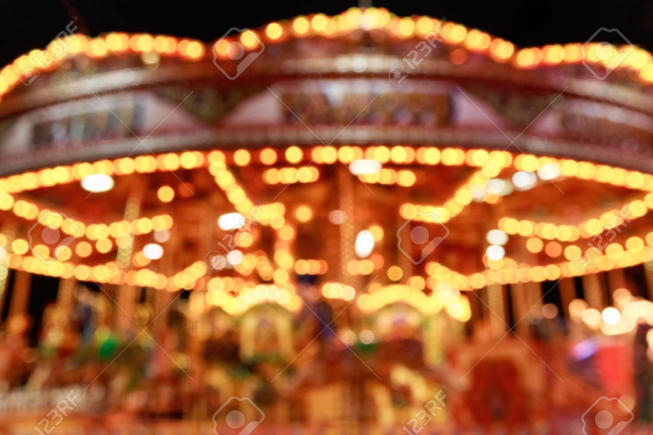 背景に冬のワンダーランドにぼやけメリーゴーランドを使用します の写真素材 画像素材 Image