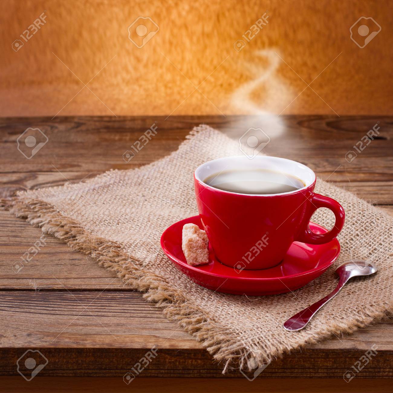 暖かいコーヒーの Sup は 木製の表面に豆します テキストの無料スペース の写真素材 画像素材 Image