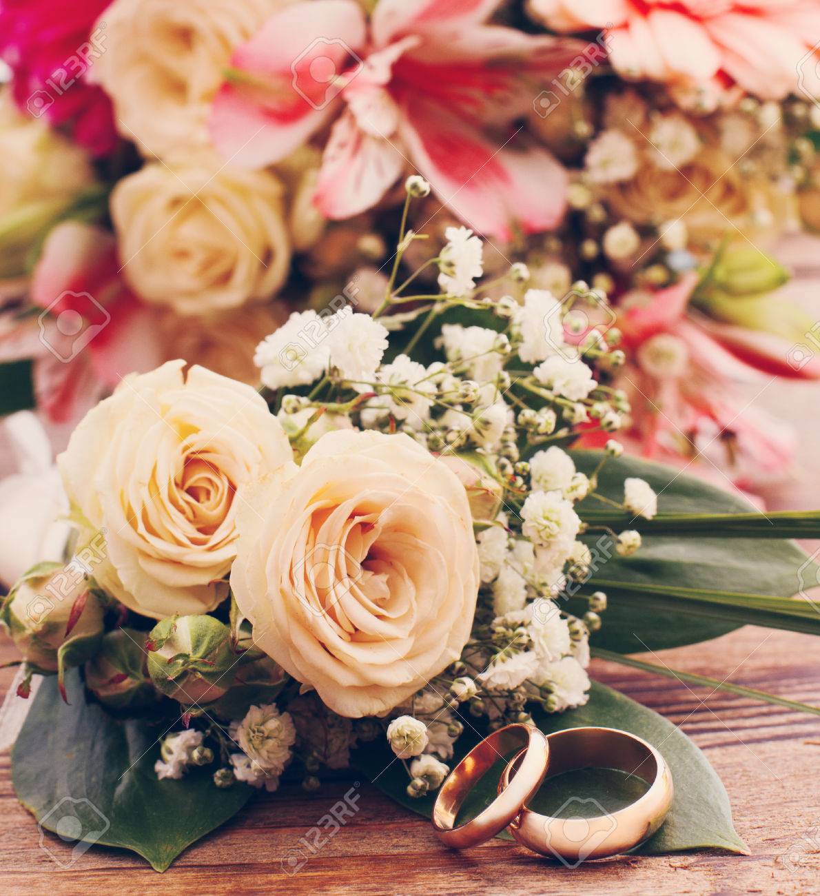 Mariée Bouquet De Fleurs Blanches Sur La Surface En Bois Jour De Mariage Peu Créateur Fleuriste Bouquet De Roses Délicates Les Anneaux De Mariage