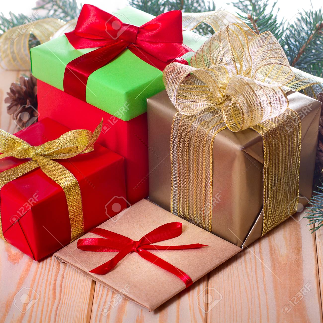 クリスマスプレゼントボックス プレゼント用クリスマスギフトボックス クリスマスプレゼント用の蓋付きの3つのサイズの空のクリスマスギフトボックス レッド Hoghaki シルバー ゴールド