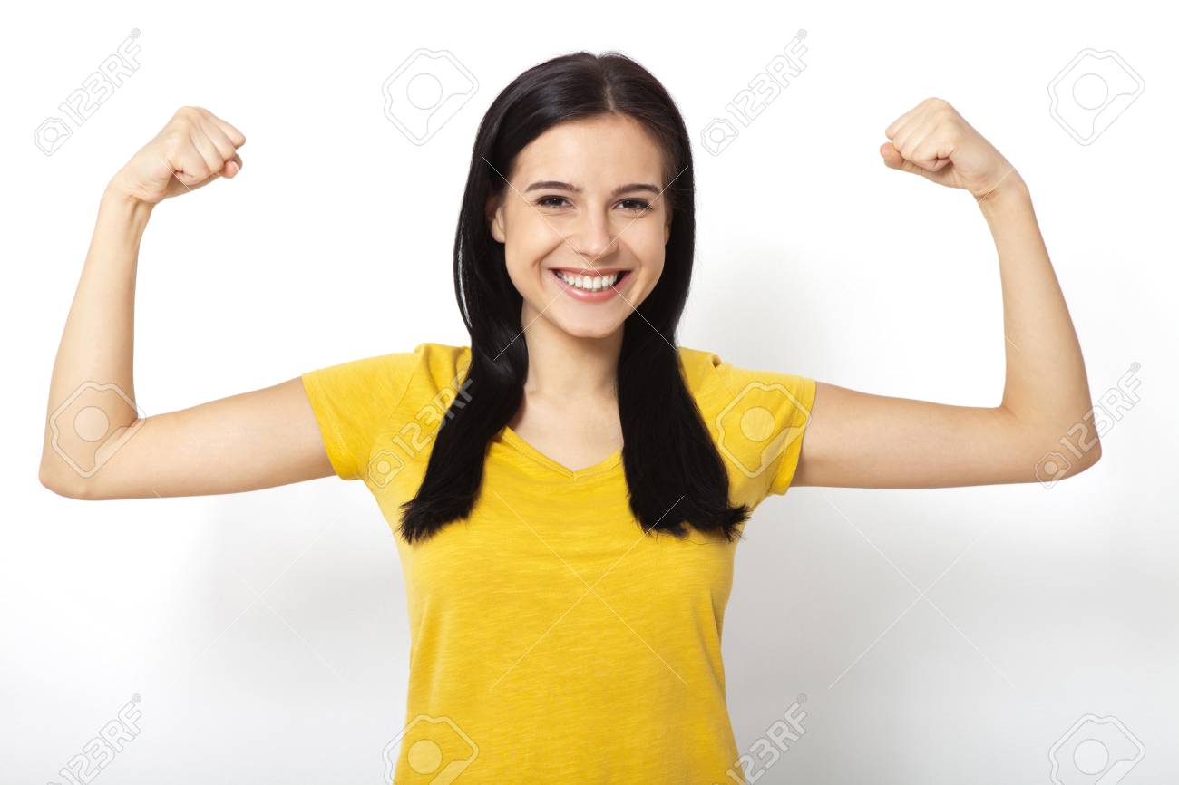 強い女性 美しい若い女性彼女のたくましさを示す白で隔離しながらカメラ目線 の写真素材 画像素材 Image