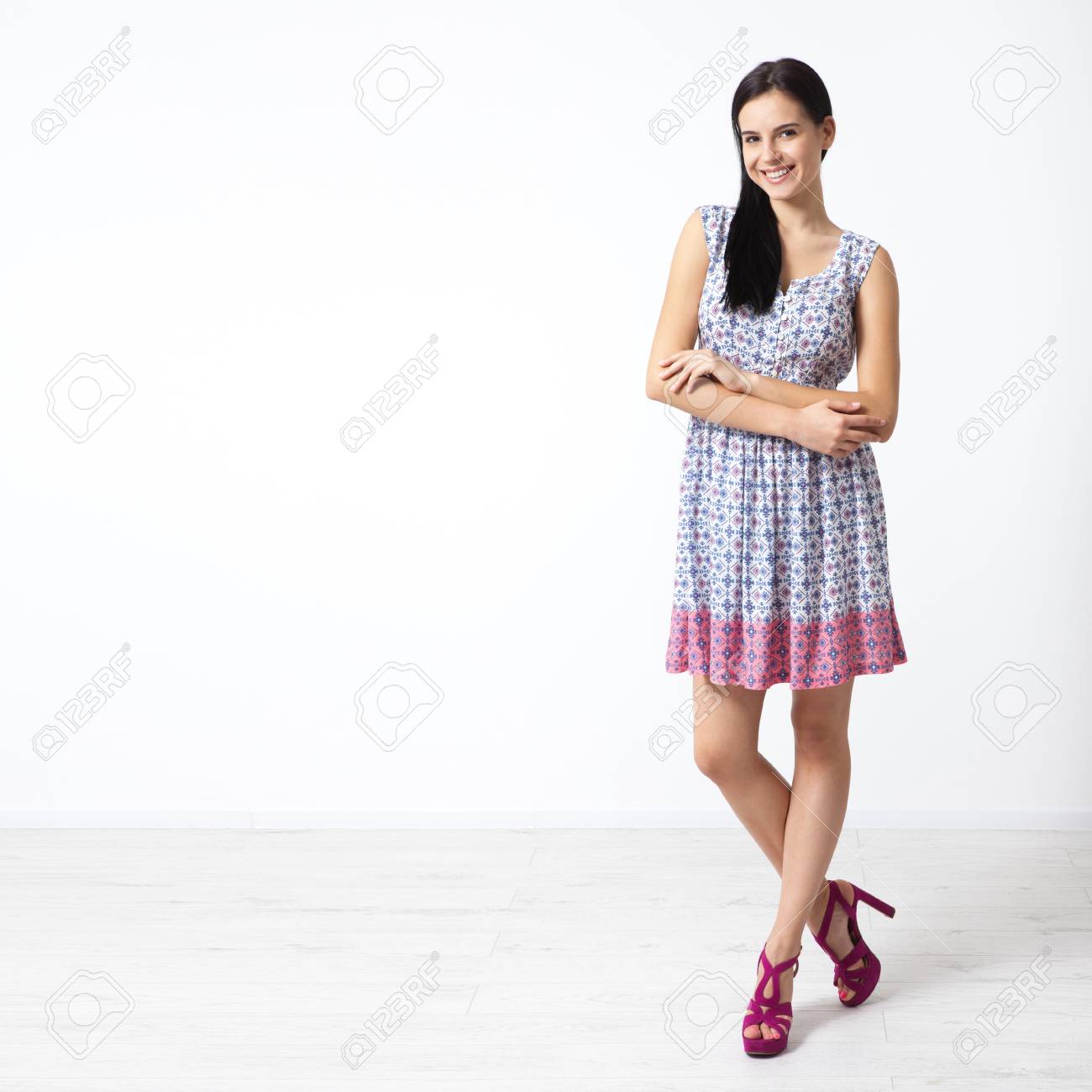 ロマンチックなドレスで素敵な女性の全身肖像画 の写真素材 画像素材 Image