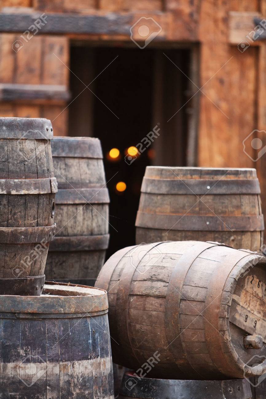 古い家の門鋼フープとアンティークのオーク樽 の写真素材 画像素材 Image 古い家の門鋼フープとアンティークのオーク樽 の写真素材 画像素材 Image
