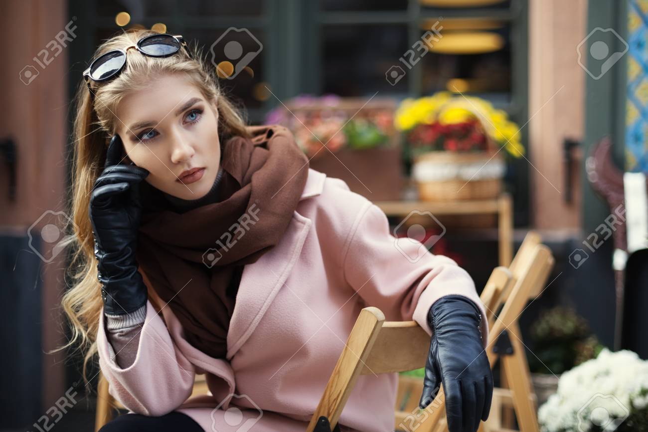 カフェに座っている美しいスタイリッシュな若い女性の肖像画 よそ見モデル 都市生活 女性のファッション の写真素材 画像素材 Image