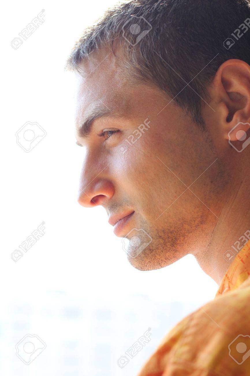 屋外ハンサムな男の横顔 の写真素材 画像素材 Image