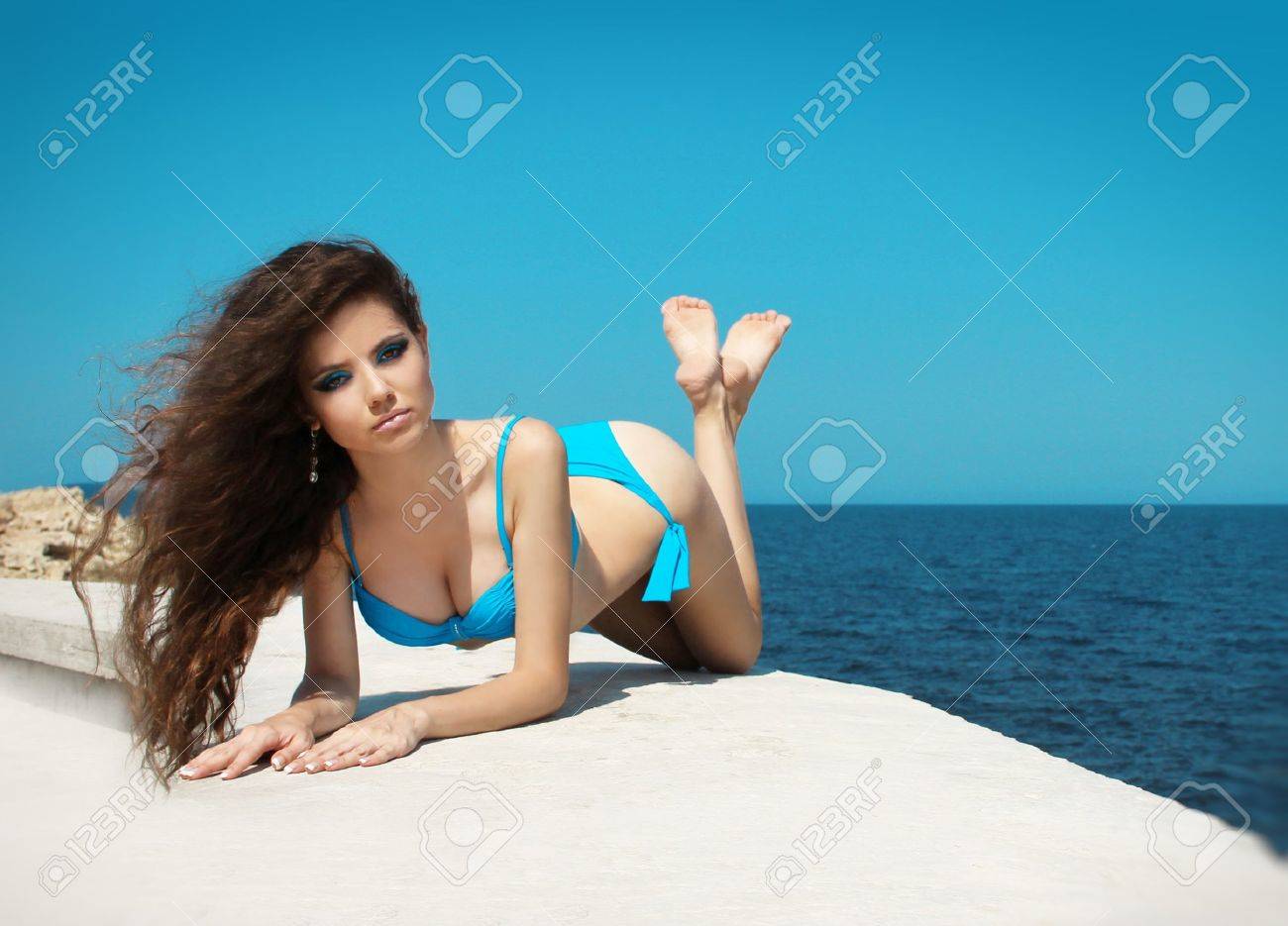 青い空と海に対する日光浴セクシーな美しいモデルの女性 の写真素材 画像素材 Image 青い空と海に対する日光浴セクシーな美しいモデルの女性 の写真素材 画像素材 Image